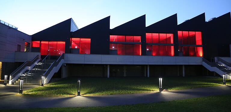 Auch die Fensterfront an der Südseite der Mainfrankensäle war in rot getaucht entsprechend der Alarmstufe &quot;Rot&quot; der vor dem Aus stehenden Veranstaltungsbranche.