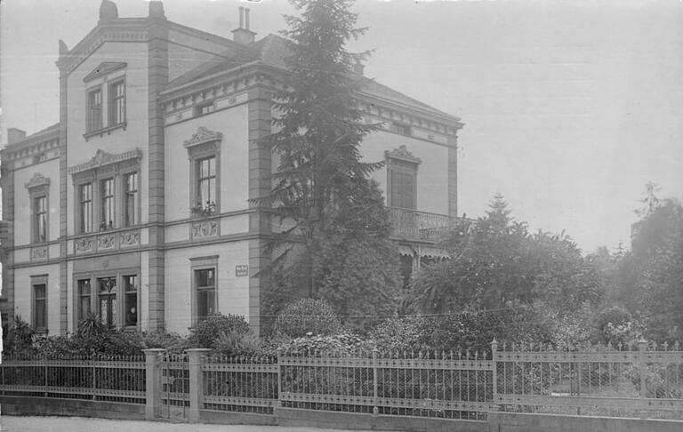 Die Rückertstraße 28 Anfang des 20. Jahrhunderts: Zur 'Bach Villa' gehörte ein Garten. Die Rückertstraße 28 Anfang des 20. Jahrhunderts: Zur 'Bach Villa' gehörte ein Garten. 
