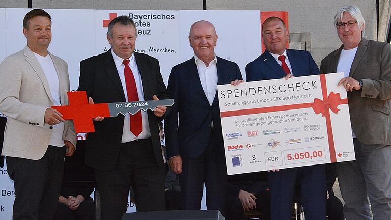 Traditionelle Schlüsselübergabe mit (von links): Fachplaner Stefan Federlein, BRK-Geschäftsführer Ralf Baumeister, Landrat Thomas Habermann, stellvertretender Geschäftsführer und Bauleiter Heiko Stäblein und Architekt Holger Fenchel mit dem Spendenscheck der bauausführenden Firmen.