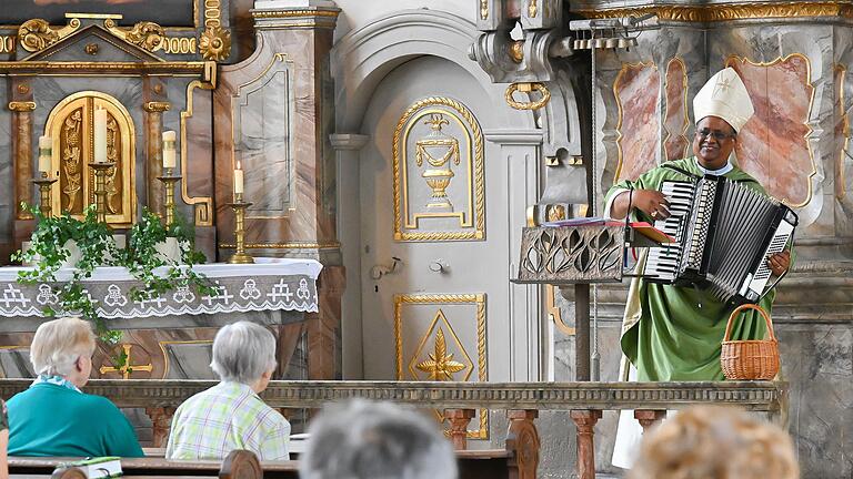 Bischof Nirmol hatte wieder sein Akkordeon dabei, als er die Sonntagsmesse in der Allerheiligenkirche in Ebenhausen zelebrierte.       -  Bischof Nirmol hatte wieder sein Akkordeon dabei, als er die Sonntagsmesse in der Allerheiligenkirche in Ebenhausen zelebrierte.