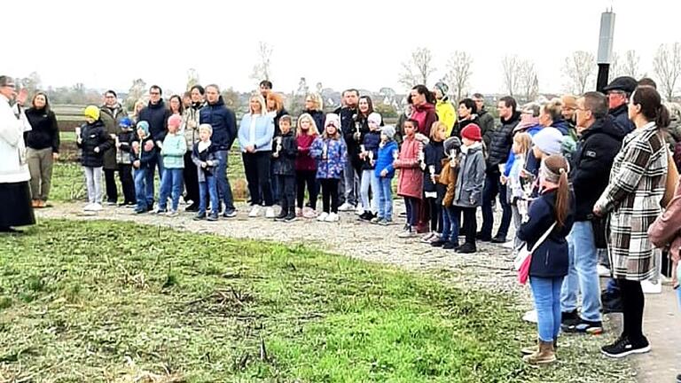 Aufmerksam verfolgen die Gläubigen die Segnung des Bildstocks durch Pfarrer Thomas Amrehn und die Erläuterungen der Gemeinderätin Ilona Dusel zur Bedeutung der Bildstöcke für die Kultur in den Orten und erinnern sich an ihre Taufe, bei der sie auch mit Weihwasser gesegnet wurden. Aufmerksam verfolgen die Gläubigen die Segnung des Bildstocks durch Pfarrer Thomas Amrehn und die Erläuterungen der Gemeinderätin Ilona Dusel zur Bedeutung der Bildstöcke für die Kultur in den Orten und erinnern sich an ihre Taufe, bei der sie auch mit Weihwasser gesegnet wurden.