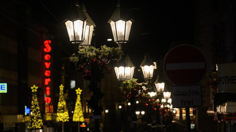 Blick auf die Beleuchtung in der Domstraße in Würzburg. Seit 2014 ist die Stadt dabei, die Glühbirnen in den Straßenlaternen gegen energiesparende LED-Technik auszutauschen.