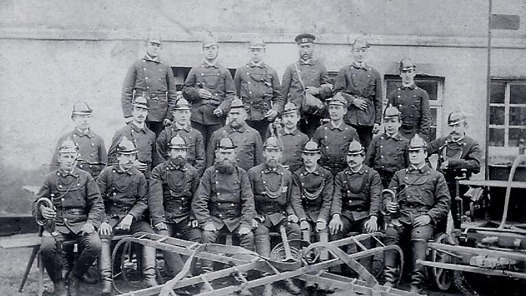 Das älteste Foto der Freiwilligen Feuerwehr Euerbach zeigt 1893, 20 Jahre nach der Gründung, die damalige Truppe. Das älteste Foto der Freiwilligen Feuerwehr Euerbach zeigt 1893, 20 Jahre nach der Gründung, die damalige Truppe.