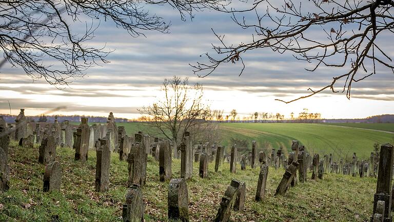 Auf dem Wanderweg 'Kultur-Achter' in Euerbach kommen Ausflügler auch einem jüdischen Friedhof vorbei.