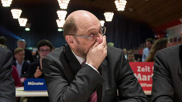Landesdelegiertenkonferenz der NRW-SPD       -  Der SPD-Vorsitzende und Kanzlerkandidat Martin Schulz reagiert am 25.03.2017 in Münster (Nordrhein-Westfalen) bei der Landesdelegiertenkonferenz der NRW-SPD auf die Verkündung des Ergebnisses. Die 450 Delegierten wählten Schulz mit 100 Prozent der Stimmen auf Listenplatz 1. Foto: Bernd Thissen/dpa +++(c) dpa - Bildfunk+++ | Verwendung weltweit