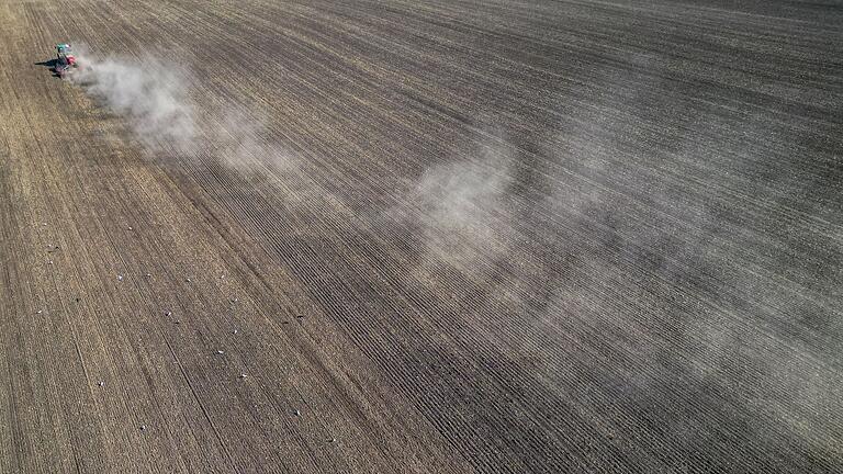 Trockenheit in der Landwirtschaft       -  Landwirte müssen sich an den Klimawandel anpassen, die EU-Agrarpolitik ebenfalls. (Archivbild)