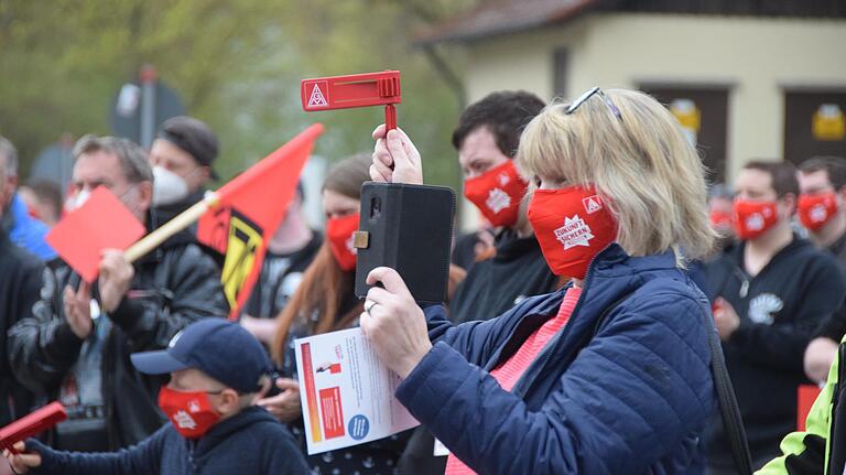 Lautstark brachten die Teilnehmer der Protestkundgebung ihren Ärger zum Ausdruck. Lautstark brachten die Teilnehmer der Protestkundgebung ihren Ärger zum Ausdruck.