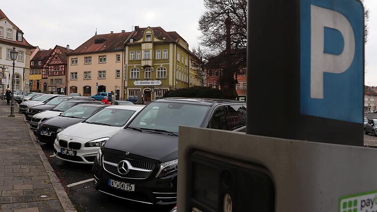 Am Kitzinger Königsplatz sind die Parkplätze fast immer belegt. Am Kitzinger Königsplatz sind die Parkplätze fast immer belegt.