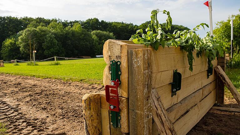 Das MIM System soll für mehr Sicherheit für Pferd und Mensch sorgen. Wird das System ausgelöst, klappt der obere Teil würde herunter. Das MIM System soll für mehr Sicherheit für Pferd und Mensch sorgen. Wird das System ausgelöst, klappt der obere Teil würde herunter.