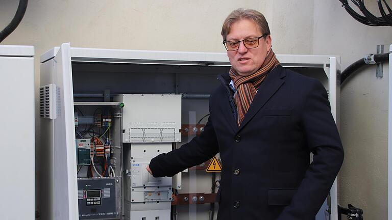 Martin Büchs, Geschäftsführer der Firma Jopp, nahm die Photovoltaikanlage am Werk 3 in der Gartenstraße in Betrieb.