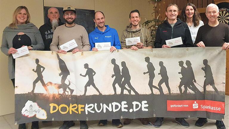 Fröhliche Gesichter bei der Ehrung der teilnehmenden Vereine des Dorfrundentages 2022 : Sophia Herbert (von links, WSV Oberweißenbrunn), Ralf Maisch (TSV Unterelsbach), Andreas Stubenrauch (RSV Wollbach), Marcus Enders (SV Frankenheim), Bastian Reukauf (SC Ostheim), Dietmar Schultheis (TSV Oberstreu) und Sybille Martin (TSV Hausen). Sie wurden von Laufinitiator Eberhard Helm (rechts) mit einem Geldbetrag bedacht. Fröhliche Gesichter bei der Ehrung der teilnehmenden Vereine des Dorfrundentages 2022 : Sophia Herbert (von links, WSV Oberweißenbrunn), Ralf Maisch (TSV Unterelsbach), Andreas Stubenrauch (RSV Wollbach), Marcus Enders (SV Frankenheim), Bastian Reukauf (SC Ostheim), Dietmar Schultheis (TSV Oberstreu) und Sybille Martin (TSV Hausen). Sie wurden von Laufinitiator Eberhard Helm (rechts) mit einem Geldbetrag bedacht.