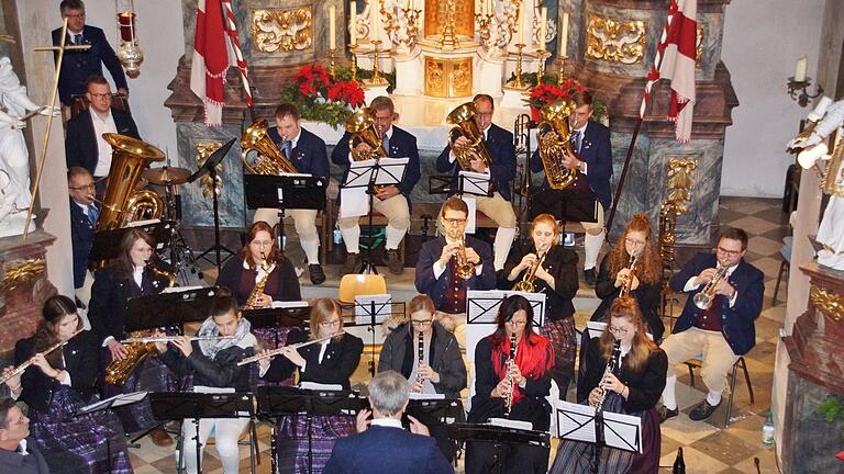Die Musikkapelle von Kleineibstadt stand auch in diesem Jahr wieder unter der Leitung von Pius Ziegler. Die Musikerinnen und Musiker begeisterten beim Konzert in der Kirche von Kleineibstadt.