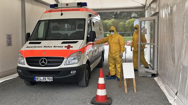 An der 'Drive-Through'-Teststation in Heustreu sind die Einsatzkräfte des BRK Kreisverbandes Rhön-Grabfeld im Einsatz. Natürlich mit der entsprechenden Schutzkleidung. Sie übernehmen die sanitätsdienstliche Absicherung und stellen den Fahrdienst für die Laborproben. An der 'Drive-Through'-Teststation in Heustreu sind die Einsatzkräfte des BRK Kreisverbandes Rhön-Grabfeld im Einsatz. Natürlich mit der entsprechenden Schutzkleidung. Sie übernehmen die sanitätsdienstliche Absicherung und stellen den Fahrdienst für die Laborproben.