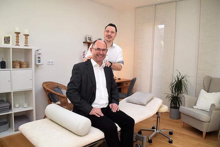 Sebastian Weiß hat derzeit viel mit Verspannungen zu tun. In seinen Praxisräumen in Biebelried hat sich auch bei einer Besichtigung der Räumlichkeiten Bürgermeister Roland Hoh für das Foto in die Hände des Physiotherapeuten begeben. Sebastian Weiß hat derzeit viel mit Verspannungen zu tun. In seinen Praxisräumen in Biebelried hat sich auch bei einer Besichtigung der Räumlichkeiten Bürgermeister Roland Hoh für das Foto in die Hände des Physiotherapeuten begeben.