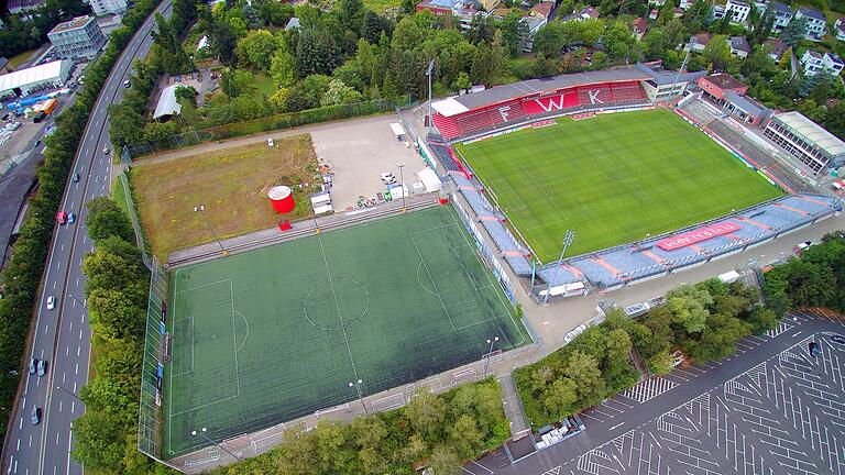 Eine Luftaufnahme des Kickers-Stadions am Dallenberg vom Juli 2020. Eine Luftaufnahme des Kickers-Stadions am Dallenberg vom Juli 2020.