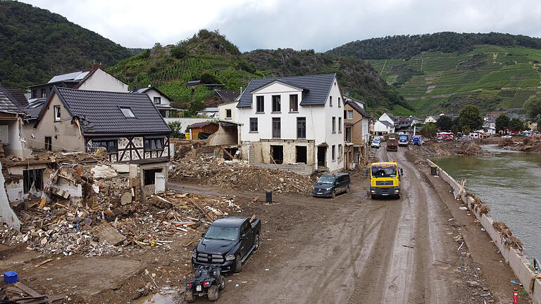 dpa       -  28.07.2021, Rheinland-Pfalz, Mayschoß: Zahlreiche Häuser sind nach der Hochwasserkatastrophe völlig zerstört. Tagelang waren die Einwohner von Mayschoß an der Ahr nach der Hochwasserkatastrophe von der Außenwelt abgeschnitten. (zu dpa &quot;Alle für alle: Wie sich ein Dorf selbst aus dem Schlamm gekämpft hat&quot;) Foto: Thomas Frey/dpa +++ dpa-Bildfunk +++