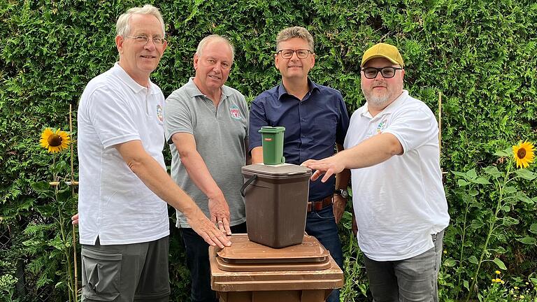 Sie begrüßen den Schritt der Stadt Schweinfurt, einen Versuch mit mehr ortsnahen Sammelstellen für häusliche Bioabfälle im Jahr 2024 zu starten.&nbsp; Im Bild (von links): Manfred Röder (Agenda 2030), Peter Möhringer und Johannes Neupärtl (beide von der Bürgeraktion Müll und Umwelt) sowie Florian Vogt (Agenda 2030).