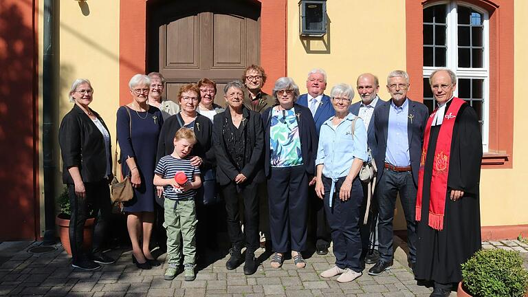 Ihre Goldene Konfirmation feierten Annegret Schott, Christiane Enzbrenner, Elisabeth Holzberger, Hildegard Goppelt, Gudrun Zwanzger, Edith Demel, Hans Günter Linz, Elisabeth Haßler, Günter Höhn, Gerlinde Dehn, Rudolf Schaller, Roland Hoffmann mit Pfarrer Hans Gernert. Ihre Goldene Konfirmation feierten Annegret Schott, Christiane Enzbrenner, Elisabeth Holzberger, Hildegard Goppelt, Gudrun Zwanzger, Edith Demel, Hans Günter Linz, Elisabeth Haßler, Günter Höhn, Gerlinde Dehn, Rudolf Schaller, Roland Hoffmann mit Pfarrer Hans Gernert.