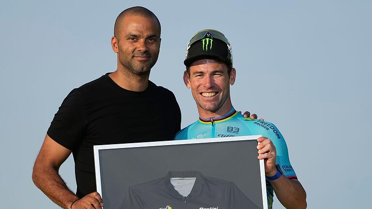 Mark Cavendish und Basketball-Legende Tony Parker - Wurde für seine 35 Etappensiege bei der Tour de France geehrt: Mark Cavendish (r). Mark Cavendish und Basketball-Legende Tony Parker - Wurde für seine 35 Etappensiege bei der Tour de France geehrt: Mark Cavendish (r).