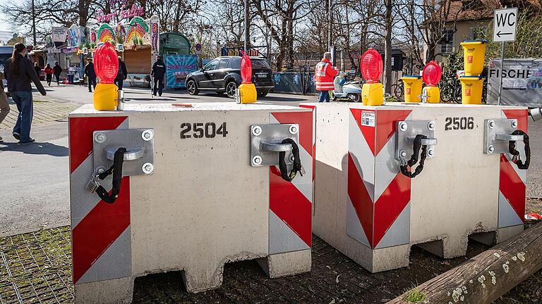 An allen Zufahrten zum Platz werden zwei große Betonklötze in drei Meter Entfernung voneinander aufgestellt, zwischen denen schwere Stahlketten die Einfahrt verhindern. An allen Zufahrten zum Platz werden zwei große Betonklötze in drei Meter Entfernung voneinander aufgestellt, zwischen denen schwere Stahlketten die Einfahrt verhindern.