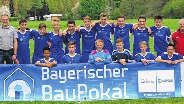 Strahlende Sieger: Die Freien Turner Schweinfurt (hintere Reihe, von links) Marcel Kaufmann (Betreuer), Erwin Ruppert (Geschäftsführer der Schweinfurter Bauinnung), Andi Götz, Leon Wagner, Luis Hufnagel, Dardan Behramay, Fabio Karch, Jonas Gebauer, Maurice Belz, Tim Göllner, Emilio Braune, Trainer Peter Mantel und BFV–Jugendgruppen-Spielleiter Markus Meusert. Vorne (von links) Tremaine Walton, Tobias Ingold, Jan Reichert, Nico Kopp, Jannik Will und Luka Skoric. Strahlende Sieger: Die Freien Turner Schweinfurt (hintere Reihe, von links) Marcel Kaufmann (Betreuer), Erwin Ruppert (Geschäftsführer der Schweinfurter Bauinnung), Andi Götz, Leon Wagner, Luis Hufnagel, Dardan Behramay, Fabio Karch, Jonas Gebauer, Maurice Belz, Tim Göllner, Emilio Braune, Trainer Peter Mantel und BFV–Jugendgruppen-Spielleiter Markus Meusert. Vorne (von links) Tremaine Walton, Tobias Ingold, Jan Reichert, Nico Kopp, Jannik Will und Luka Skoric.