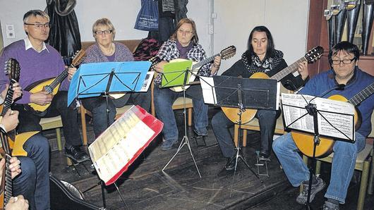 Von der Orgelempore erklangen Zupfmusiken des Zeiler Zupforchesters. Von der Orgelempore erklangen Zupfmusiken des Zeiler Zupforchesters.