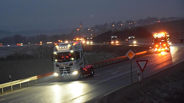 Rund 70 Trucks machten sich am Tag vor Heiligabend von Karbach aus auf den Weg nach Zellingen und Karlstadt, um die Bewohner der Seniorenheime mit Geschenken zu erfreuen. Rund 70 Trucks machten sich am Tag vor Heiligabend von Karbach aus auf den Weg nach Zellingen und Karlstadt, um die Bewohner der Seniorenheime mit Geschenken zu erfreuen.