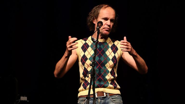 Es ist 'Zeit für Rebellen', meint Comedian Olaf Schubert bei seinem Auftritt in der Lohrer Stadthalle.&nbsp;