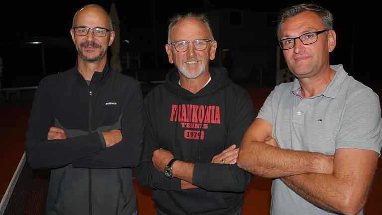 Die Jugendleiter Marco Greubel (links) und Patrick Zänglein (rechts) haben zusammen mit Tennis-Abteilungsleiter Hubert Schott derzeit allen Grund zur Freude. Die Abteilung beim FC Frankonia Eltingshausen boomt. - Die Jugendleiter Marco Greubel (links) und Patrick Zänglein (rechts) haben zusammen mit Tennis-Abteilungsleiter Hubert Schott derzeit allen Grund zur Freude. Die Abteilung beim FC Frankonia Eltingshausen boomt. Die Jugendleiter Marco Greubel (links) und Patrick Zänglein (rechts) haben zusammen mit Tennis-Abteilungsleiter Hubert Schott derzeit allen Grund zur Freude. Die Abteilung beim FC Frankonia Eltingshausen boomt. - Die Jugendleiter Marco Greubel (links) und Patrick Zänglein (rechts) haben zusammen mit Tennis-Abteilungsleiter Hubert Schott derzeit allen Grund zur Freude. Die Abteilung beim FC Frankonia Eltingshausen boomt.