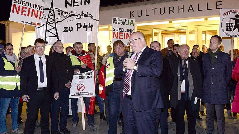 Demo vor der Kulturhalle: Wirtschaftsminister Peter Altmaier mussten sich vor dem Bürgerdialog den Demonstranten gegen die Stromtrassen stellen. Er versprach, Alternativen zu prüfen.