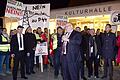 Demo vor der Kulturhalle: Wirtschaftsminister Peter Altmaier mussten sich vor dem Bürgerdialog den Demonstranten gegen die Stromtrassen stellen. Er versprach, Alternativen zu prüfen.