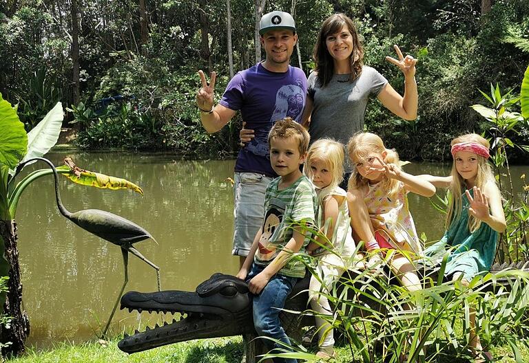 Stefan und Nela Frank mit ihren Kindern Jaro, Philine, Salome und Jamila bei einem Familienausflug im Dschungel von Antasibe.