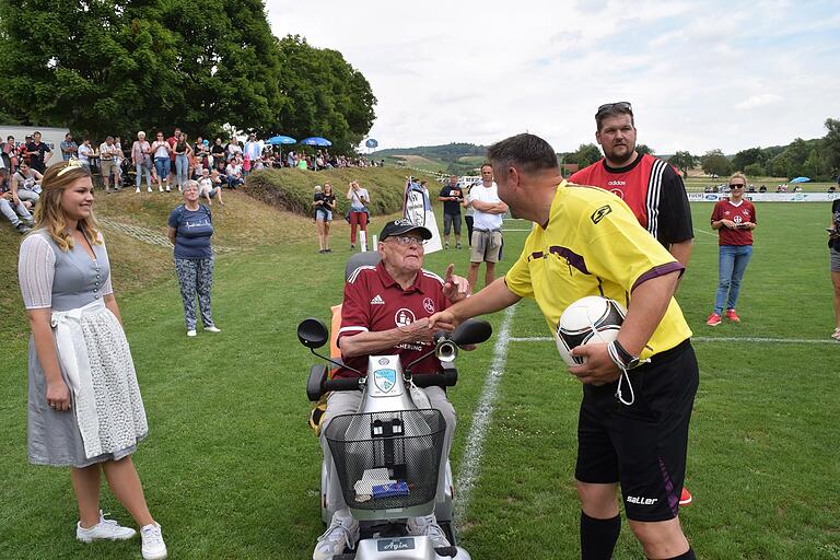 Der 100-Jährige Paul Pfeiffer führte mit Weinprinzessin Alisia den Anstoß zum Spiel der 1. FCN-Traditionsmannschaft gegen einen Ü32-Auswahlteam aus Mannschaften in der Verwaltungsgemeinschaft Uffenheim aus. Das Spiel gewann die Traditionsmannschaft mit 6:1 Toren.&nbsp;