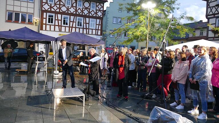 Bürgermeister Michael Kraus begrüßte zum Singen am Marktplatz am Tag der Einheit die neben dem Sängerverein die 'zwei Mariannen': Sängervereinsvorsitzende Marianne Fritz und Dirigentin Marianne Klemm.