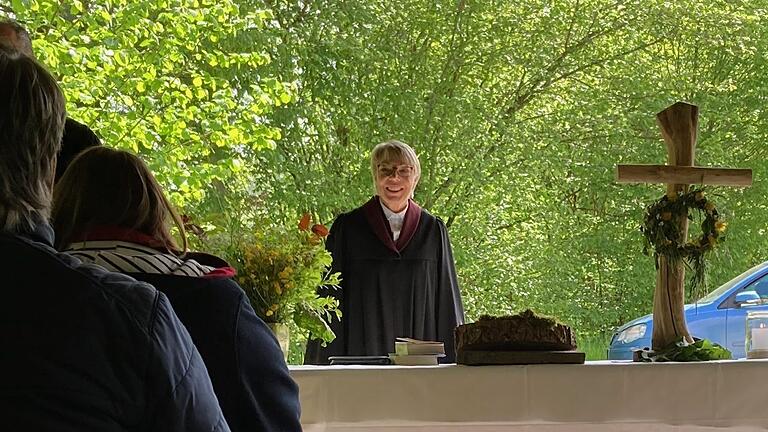 Raus aus der Kirche, rein in die Natur: Mit Freiluftgottesdiensten verfolgt die evangelische Kirche einen neuen Ansatz, Menschen für Gottesdienste zu gewinnen. Im Bild der erste Freiluftgottesdienst am Hohen Knuck mit Gottesdienstleiterin Eva Behrens aus Rothenbuch an Christi Himmelfahrt 2023. Raus aus der Kirche, rein in die Natur: Mit Freiluftgottesdiensten verfolgt die evangelische Kirche einen neuen Ansatz, Menschen für Gottesdienste zu gewinnen. Im Bild der erste Freiluftgottesdienst am Hohen Knuck mit Gottesdienstleiterin Eva Behrens aus Rothenbuch an Christi Himmelfahrt 2023.