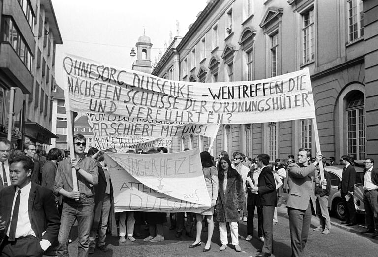 Studenten demonstrieren nach dem Attentat auf den Studentenführer Rudi Dutschke am 16.April 1968 in Bonn gegen die Springer-Presse.&nbsp;