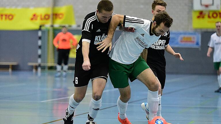 Teuer verkaufte sich der Rhöner Kreisligist SV Burgwallbach/Leutershausen (links Pascal Memmler) bei der Futsal-Bezirksmeisterschaft in Haßfurt. Im Viertelfinale musste der SV nach einem unglücklichen 0:1 gegen die FT Schweinfurt die Segel streichen.