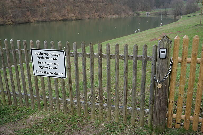 Das Zugangstor zur Liegewiese wurde mit einem neuen Schloss und Code-geschütztem Schlüsselkasten verstehen. Es dient als Rettungsweg.