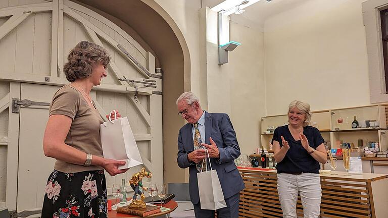 Die Leiterin  des Museums Obere Saline in Bad Kissingen , Annette Späth (rechts) applaudiert Dr. Katrin Hesse, der Leiterin des Fastnachtsmuseums in Kitzingen  und ihrem Stellvertreter Hans Driesel.       -  Die Leiterin  des Museums Obere Saline in Bad Kissingen , Annette Späth (rechts) applaudiert Dr. Katrin Hesse, der Leiterin des Fastnachtsmuseums in Kitzingen  und ihrem Stellvertreter Hans Driesel.