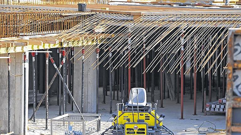 Stahlbänder wie borstige Haare: Mit dem gelben Gefährt darunter wird der Beton geglättet.