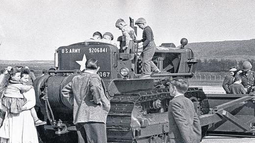 Panzer im Blickpunkt: Die deutsch-amerikanische Freundschaftswoche war in den 1950er Jahren Besuchermagnet in Kitzingen. Das änderte sich bis zur Jahrhundertwende nicht. Das Bild entstand um 1955.