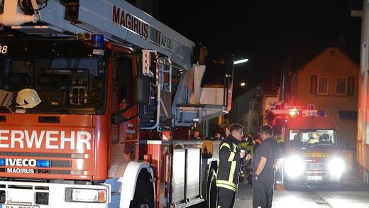 Nieder-Beerbach       -  Feuerwehrleute nach einem Einsatz in Nieder-Beerbach (Kreis Darmstadt-Dieburg) Foto: Arne Dedert