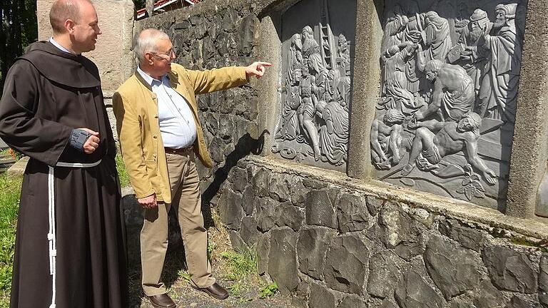 Pater Stanislaus und Günter Metz beraten darüber, wie beiden fehlenden Darstellungen in die vorhandene Kreuzwegdarstellung eingearbeitet werden können.