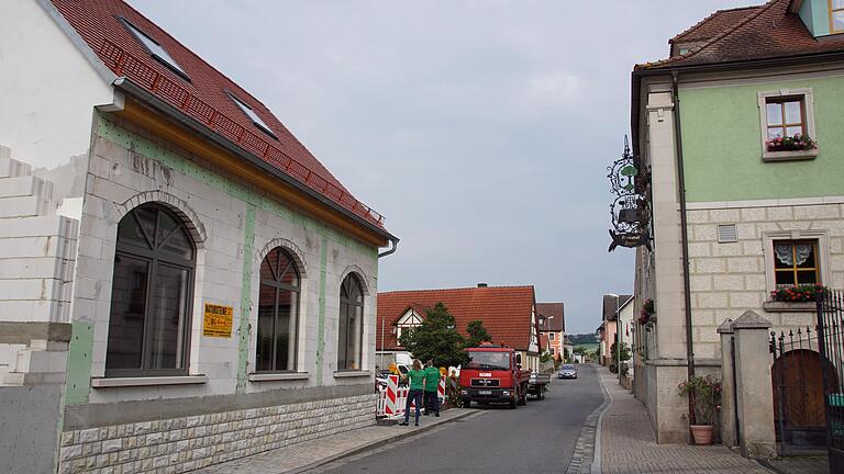 Rechts das Traditionsgasthaus, jenseits der Straße der Neubau. Dazwischen läuft die Bier-Pipeline.