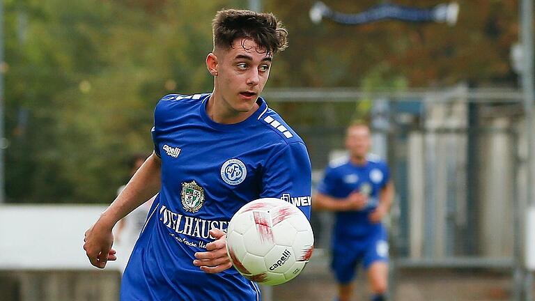 Tim Herbert erzielt das einzige Tor für den FV 04 Würzburg im Abendspiel in Eltersdorf. Und das reicht ihnen: Die Nullvierer nehmen beim Regionalliga-Absteiger einen Punkt mit.