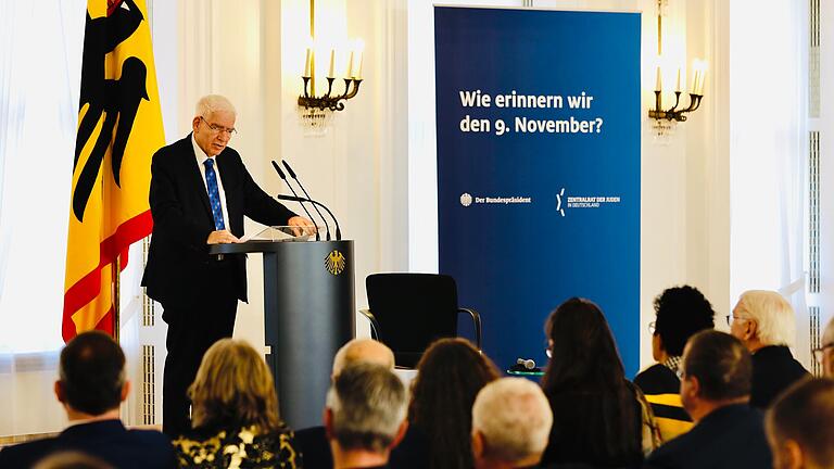 Josef Schuster bei einer Gedenkveranstaltung zum 9. November in Schloss Bellevue in Berlin. Vor seiner Rede hat er vergeblich versucht, den Grünen-Politiker Werner Schulz zu reanimieren, der zusammengebrochen war.