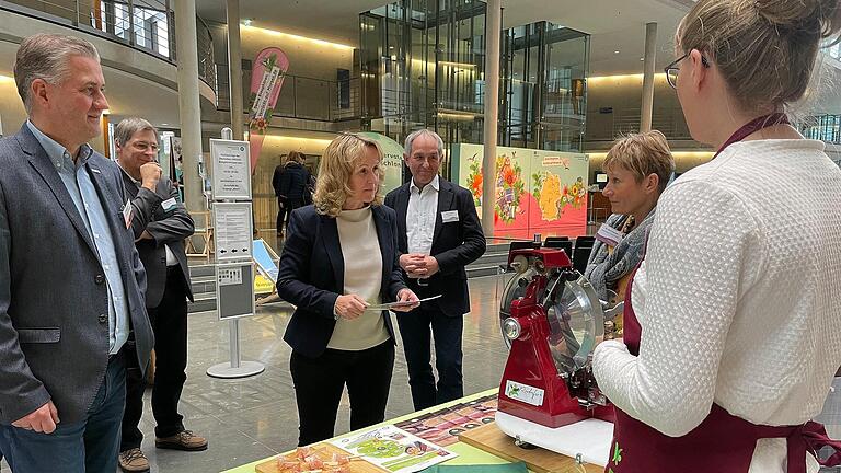 Bundesumweltministerin Steffi Lemke informierte sich am Stand des Biosphärenreservats Rhön über Rhönschaf, Biosphären-Schinken und Co.