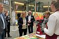 Bundesumweltministerin Steffi Lemke informierte sich am Stand des Biosphärenreservats Rhön über Rhönschaf, Biosphären-Schinken und Co.