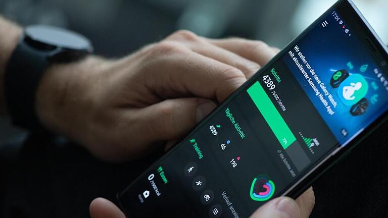 Die erfassten Gesundheitsdaten werden mit der App Samsung Health synchronisiert. Dort werden sie noch einmal optisch übersichtlich aufbereitet. Foto: Franziska Gabbert/dpa-tmn       -  Wer ein Samsung Galaxy mit Android 12 oder niedriger nutzt, sollte schnell den App Store updaten.