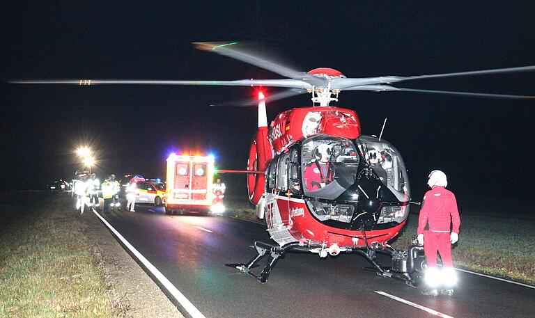 Ein Rettungshubschrauber brachte den Schwerverletzten in eine Spezialklinik. Ein Rettungshubschrauber brachte den Schwerverletzten in eine Spezialklinik.